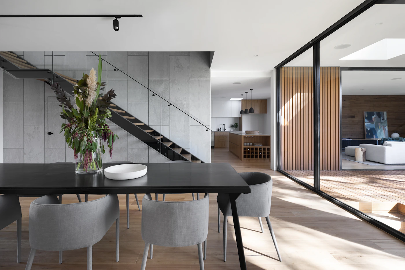 Interior residencial con comedor, luz natural y terraza; fotografía referencial