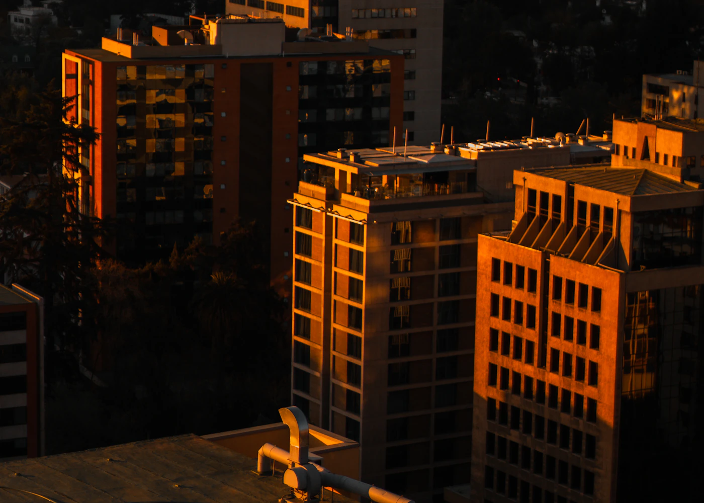 Edificios de Las Condes iluminados por el sol de la tarde